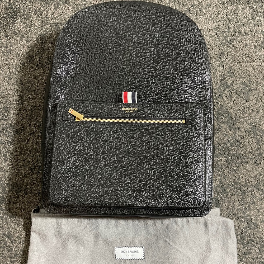 CLASSIC BACKPACK IN BLACK PEBBLE GAIN